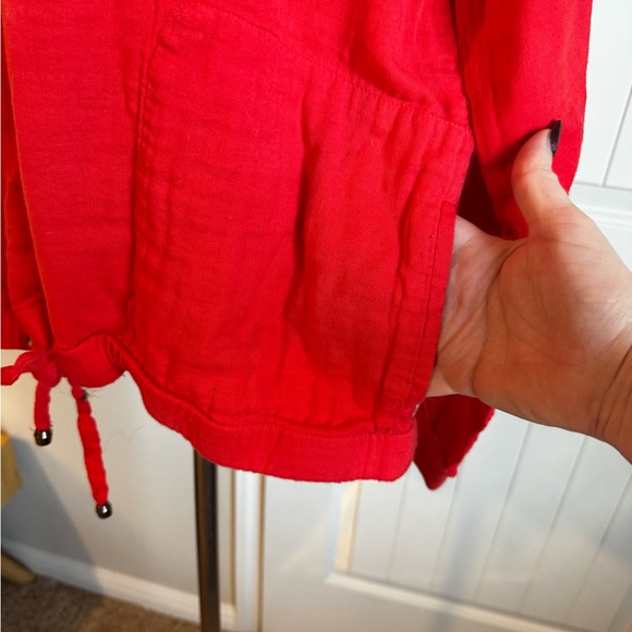 ❣️3 for $15 🛍️ Bright red Banana Republic top with pockets! Size Medium - Picture 2 of 5